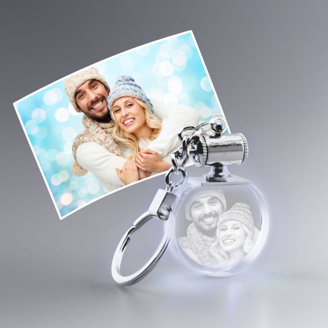 Version blanche du porte-clés lumineux gravé d’un couple. Gravure 2D sur verre pour un cadeau élégant et personnalisé.