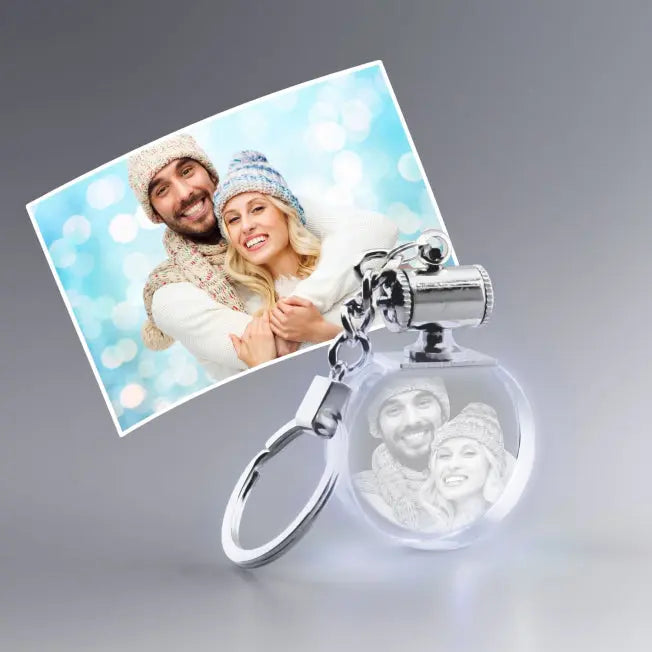 Version blanche du porte-clés lumineux gravé d’un couple. Gravure 2D sur verre pour un cadeau élégant et personnalisé.