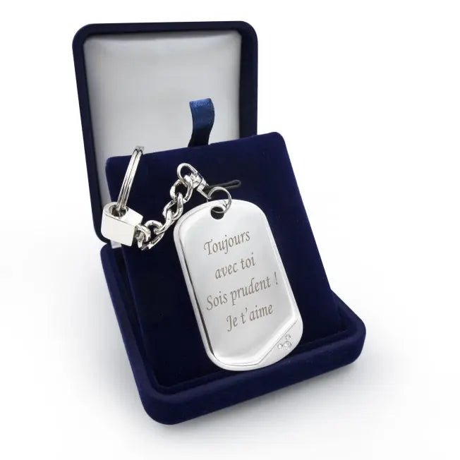 Porte-clés argenté gravé avec un message personnalisé, présenté dans un écrin bleu. Un cadeau unique et touchant à offrir pour marquer une attention sincère.