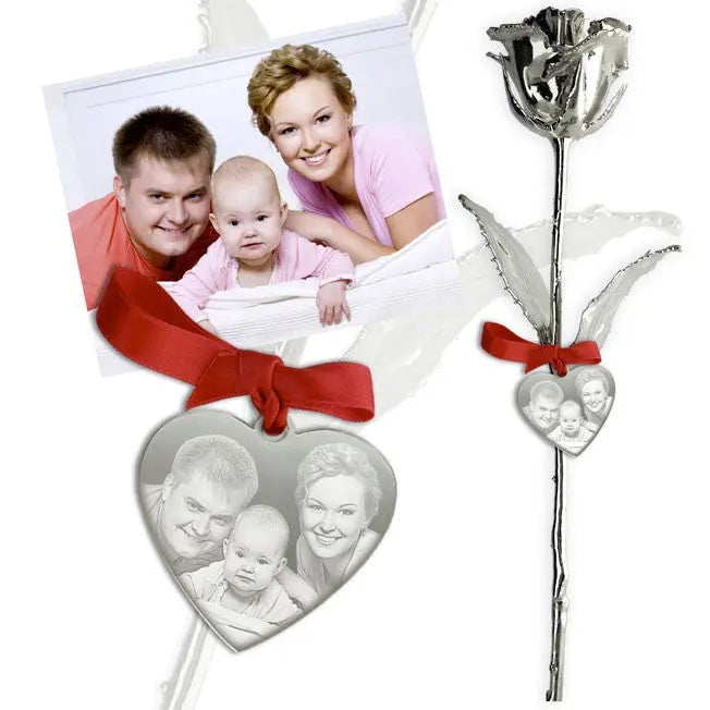 Gravure personnalisée sur médaillon cœur d’une rose en argent – cadeau de naissance, fête des mères ou souvenir familial à offrir dans un coffret luxe.