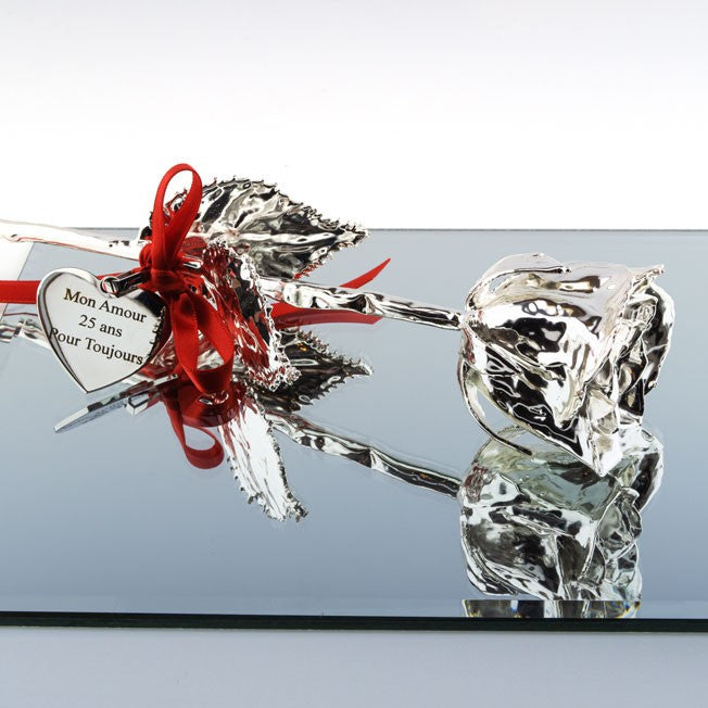 Rose gravée en argent avec cœur personnalisé « Mon Amour 25 ans pour toujours », posée sur miroir. Cadeau éternel et élégant à offrir en amour.