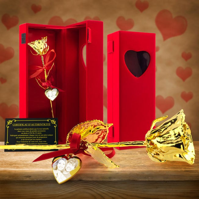 Rose naturelle plaquée or 24K gravée avec une photo et un message. Un bijou souvenir romantique livré dans son écrin rouge cœur.
