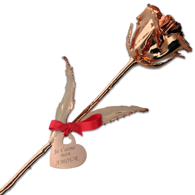 Rose éternelle en or rose 18 carats gravée avec « Je t’aime mon Amour », symbole de passion. Cadeau unique à offrir en coffret rouge de luxe.