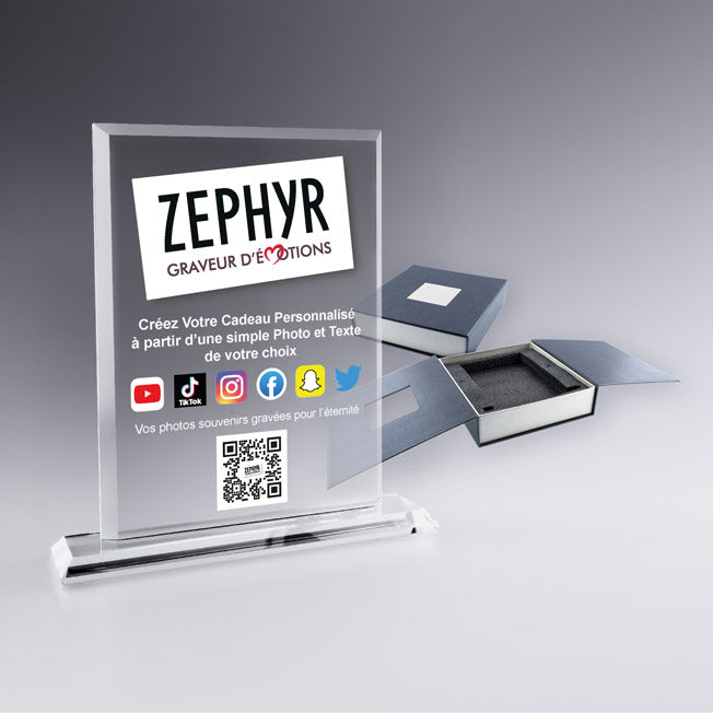 Trophée Social Media à personnaliser avec texte et photo, présenté avec un coffret cadeau aimanté élégant pour un rendu professionnel et prêt à offrir.