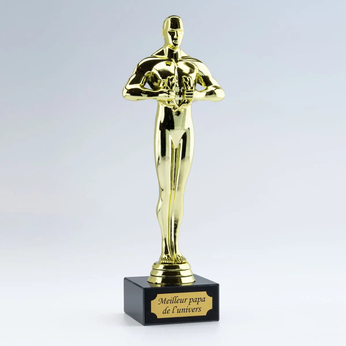 Statuette style Oscar dorée avec base noire et plaque “Meilleur papa de l’univers” : un cadeau personnalisé original et touchant.