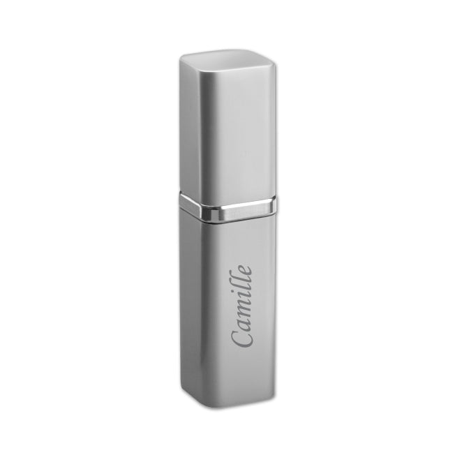 Vaporisateur de parfum rechargeable en métal argenté avec gravure du prénom Camille, un accessoire élégant et personnalisable à offrir.