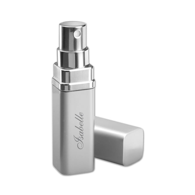 Vaporisateur de parfum rechargeable en aluminium argenté avec gravure d'un prénom, un accessoire élégant et personnalisable à offrir.