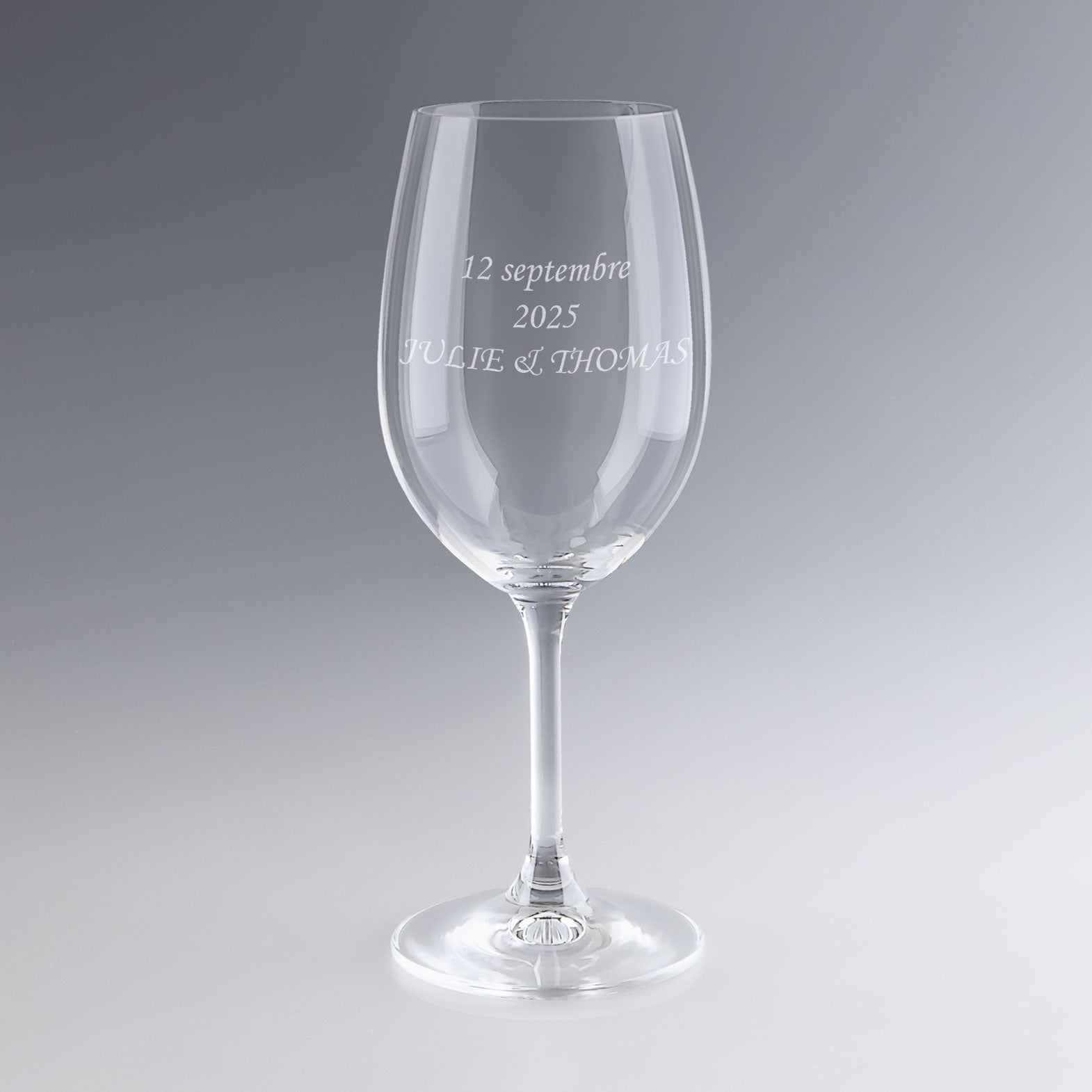 Verre à vin gravé avec texte personnalisé et date. Cadeau personnalisé unique pour les mariés ou pour une célébration inoubliable en famille ou entre amis.