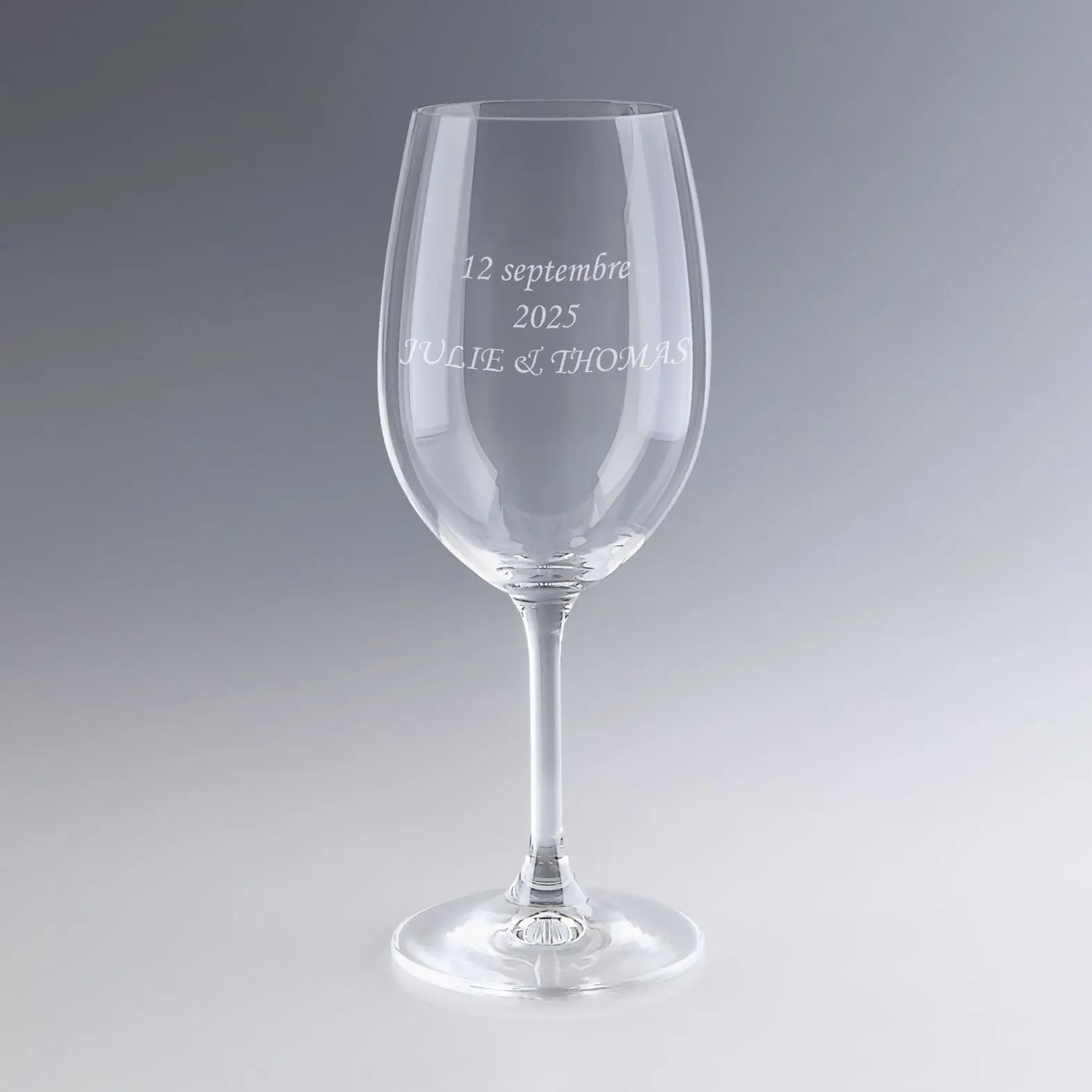 Verre à vin gravé avec texte personnalisé et date. Cadeau personnalisé unique pour les mariés ou pour une célébration inoubliable en famille ou entre amis.