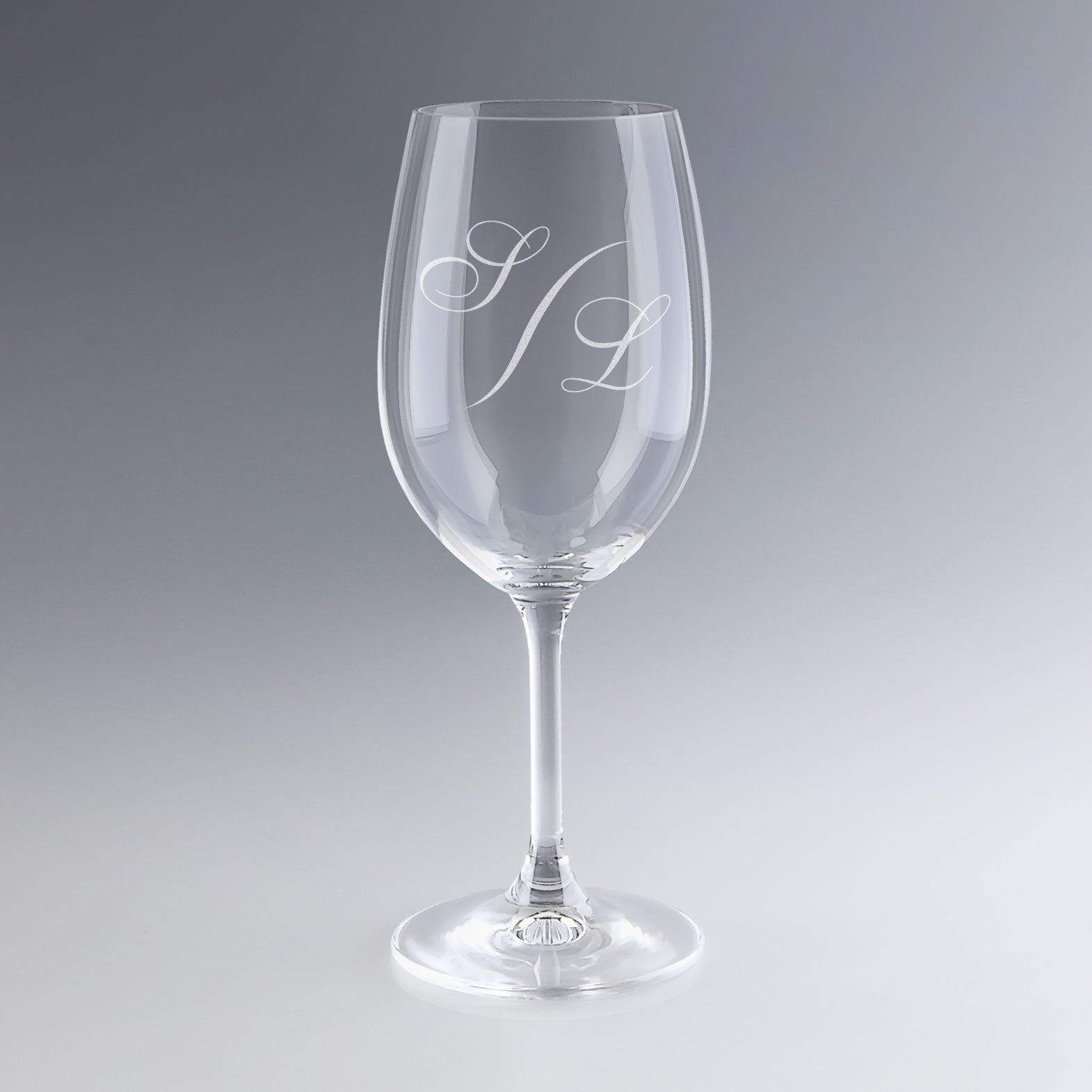 Verre à vin personnalisé avec gravure de monogramme raffiné. Offrez un cadeau unique et chic pour célébrer un moment spécial en toute élégance.