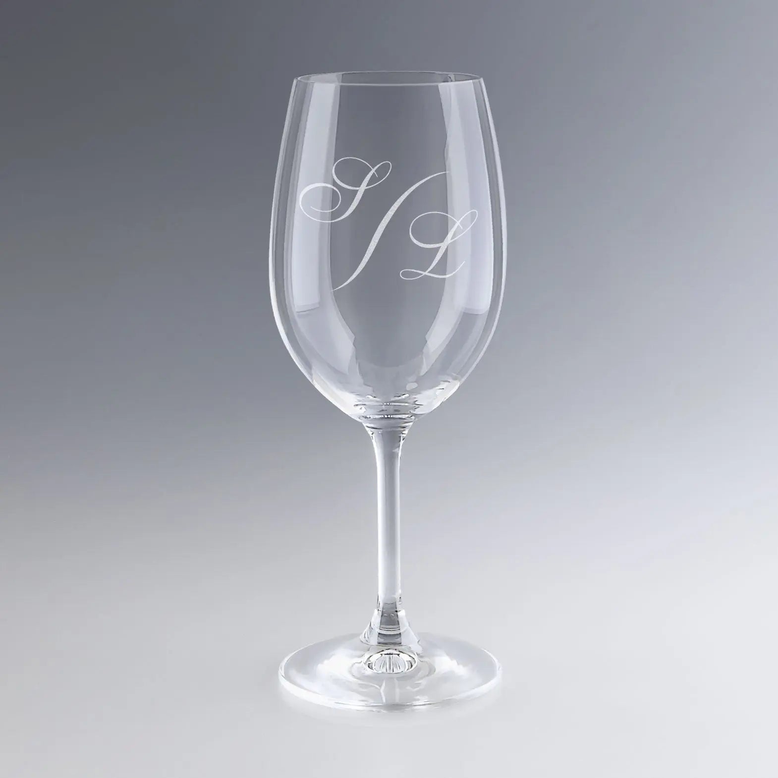 Verre à vin personnalisé avec gravure de monogramme raffiné. Offrez un cadeau unique et chic pour célébrer un moment spécial en toute élégance.