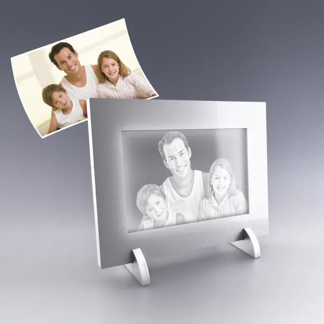Cadre photo horizontal avec gravure 2D personnalisée sur plaque en verre, posé sur support métal. Idéal pour offrir un souvenir élégant et intemporel.