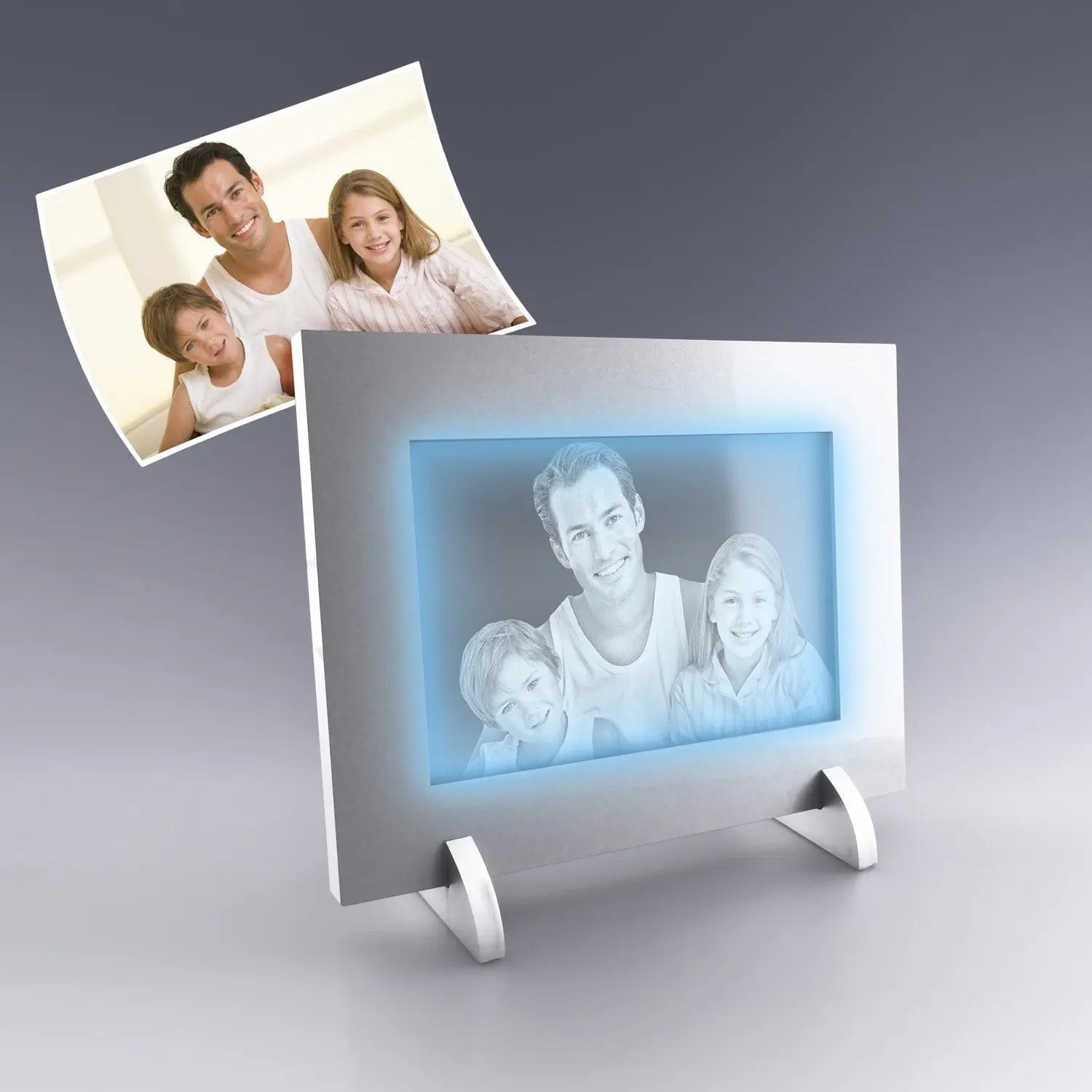 Cadre lumineux horizontal en métal avec photo de famille gravée en 2D dans le verre. Éclairage LED bleu pour sublimer un cadeau personnalisé et moderne.