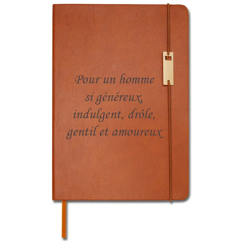 Carnet A5 marron personnalisé avec gravure du texte “Pour un homme si généreux, indulgent, drôle, gentil et amoureux”.