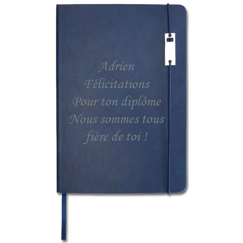 Carnet A5 bleu à couverture rigide personnalisée avec gravure “Adrien Félicitations pour ton diplôme, nous sommes tous fiers de toi !”.