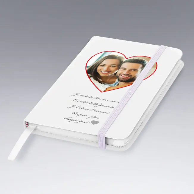 Carnet A5 à couverture rigide personnalisée avec photo et texte. Fermeture élastique et design unique pour offrir un cadeau touchant et utile.