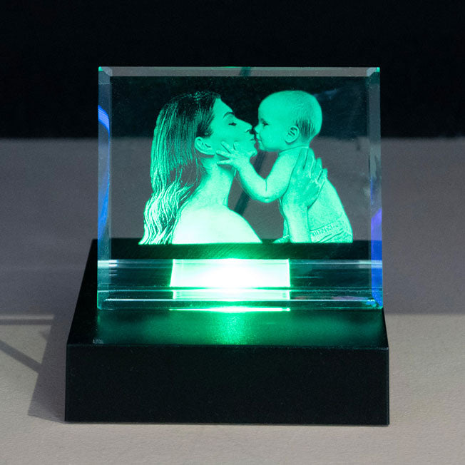 Gravure 2D personnalisée mère et bébé dans un bloc en verre avec socle lumineux LED, cadeau photo original et émotionnel.