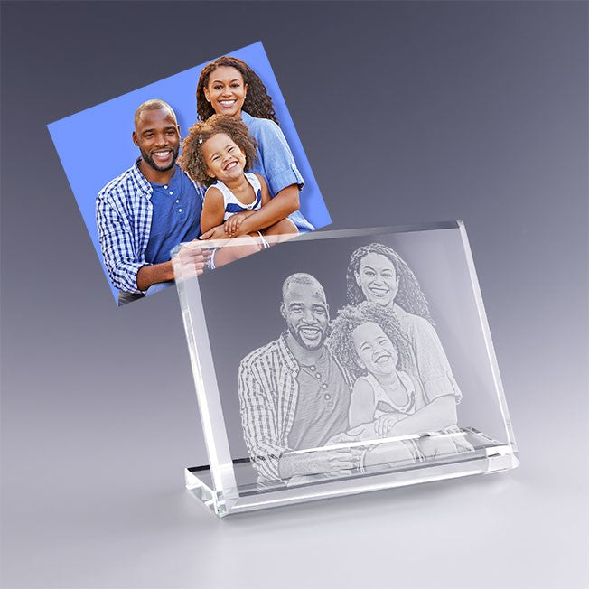 Photo de famille gravée en 2D dans un bloc en verre horizontal personnalisé, idéal comme cadeau personnalisé à offrir aux proches.