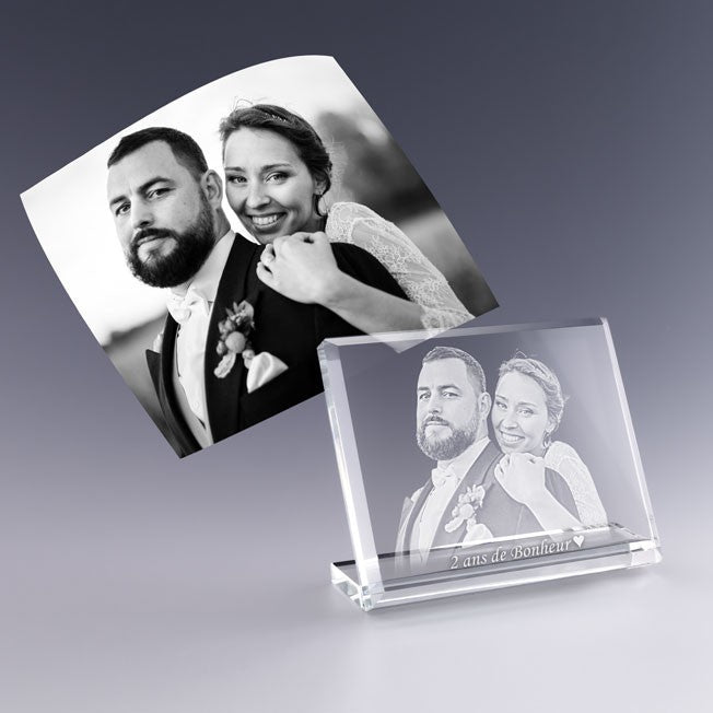 Bloc en verre personnalisé gravé en 2D avec une photo de mariage, parfait pour un anniversaire de mariage ou cadeau romantique.