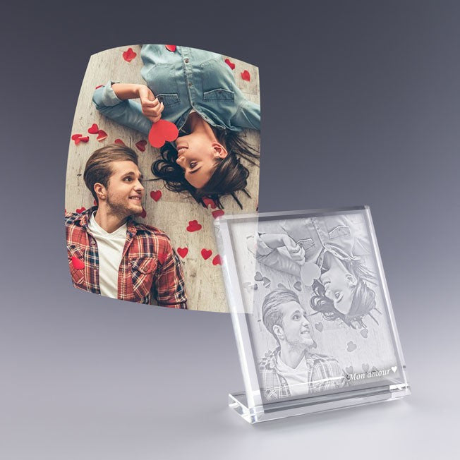 Gravure 2D dans verre d’un couple allongé parmi des cœurs en papier, personnalisée avec le texte "Mon amour" – un cadeau original et touchant pour les amoureux.