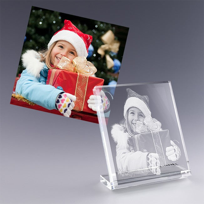 Photo d’un enfant en tenue de Noël gravée dans un bloc en verre vertical – une création personnalisée idéale pour offrir un cadeau original et émouvant à Noël.