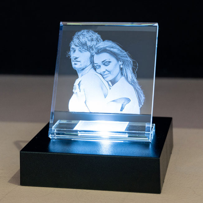 Portrait de couple gravé en 2D dans un bloc de verre avec socle LED lumineux – cadeau personnalisé chic et moderne, parfait pour déclarer son amour avec élégance.