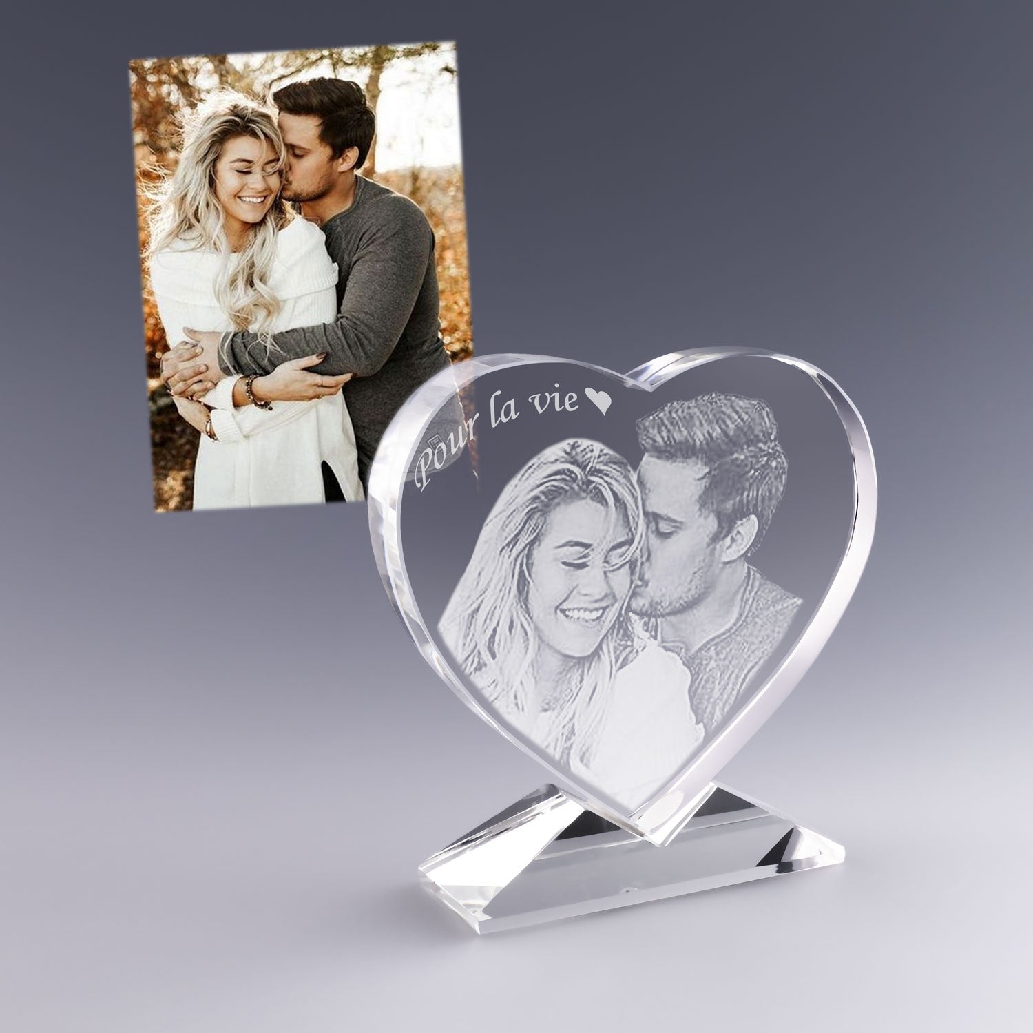 Portrait de couple gravé en 2D dans un cœur en verre avec l’inscription “Pour la vie”. Cadeau romantique et personnalisé, parfait pour immortaliser une histoire d’amour.