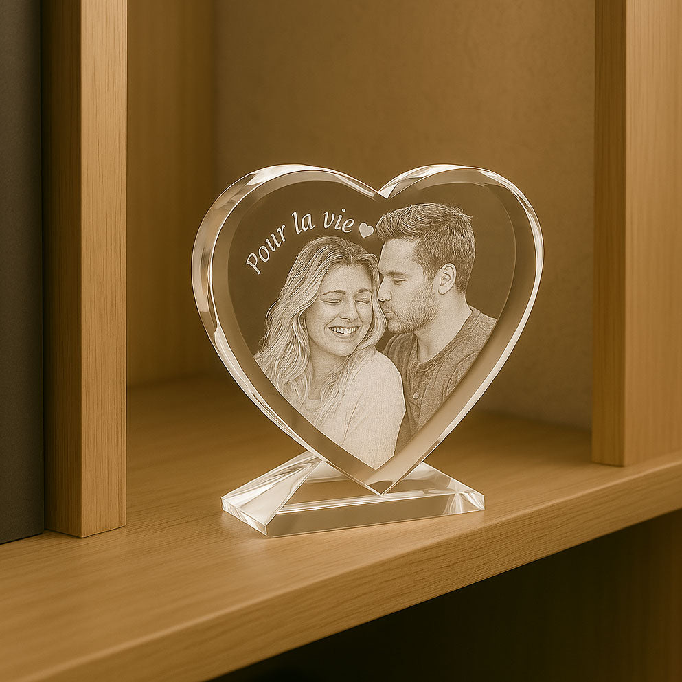 Bloc en verre en forme de cœur gravé en 2D avec photo de couple et texte “Pour la vie”. Cadeau romantique idéal pour célébrer l’amour éternel.