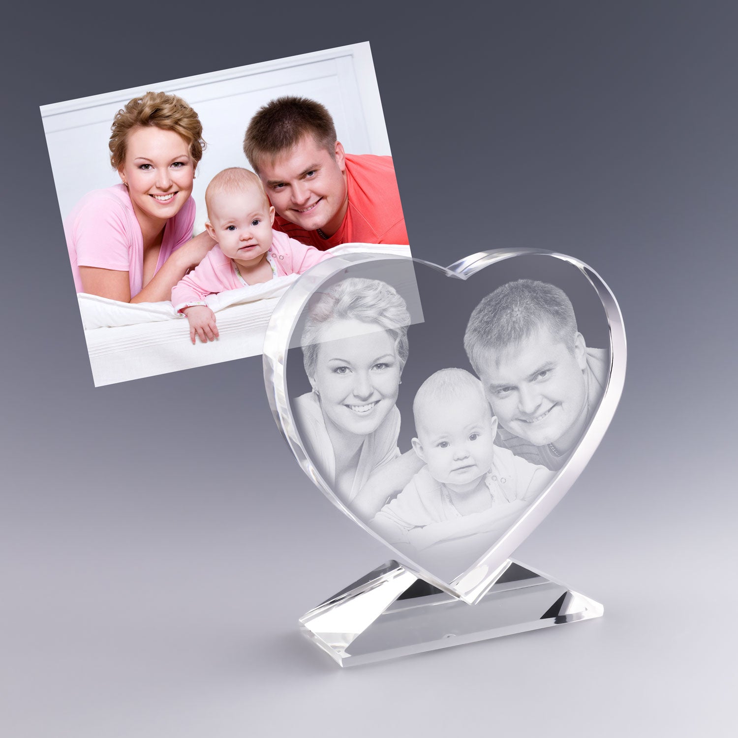 Gravure photo 2D d’une famille dans un cœur en verre. Un souvenir de famille émouvant et personnalisé, parfait pour célébrer une naissance ou un moment familial.