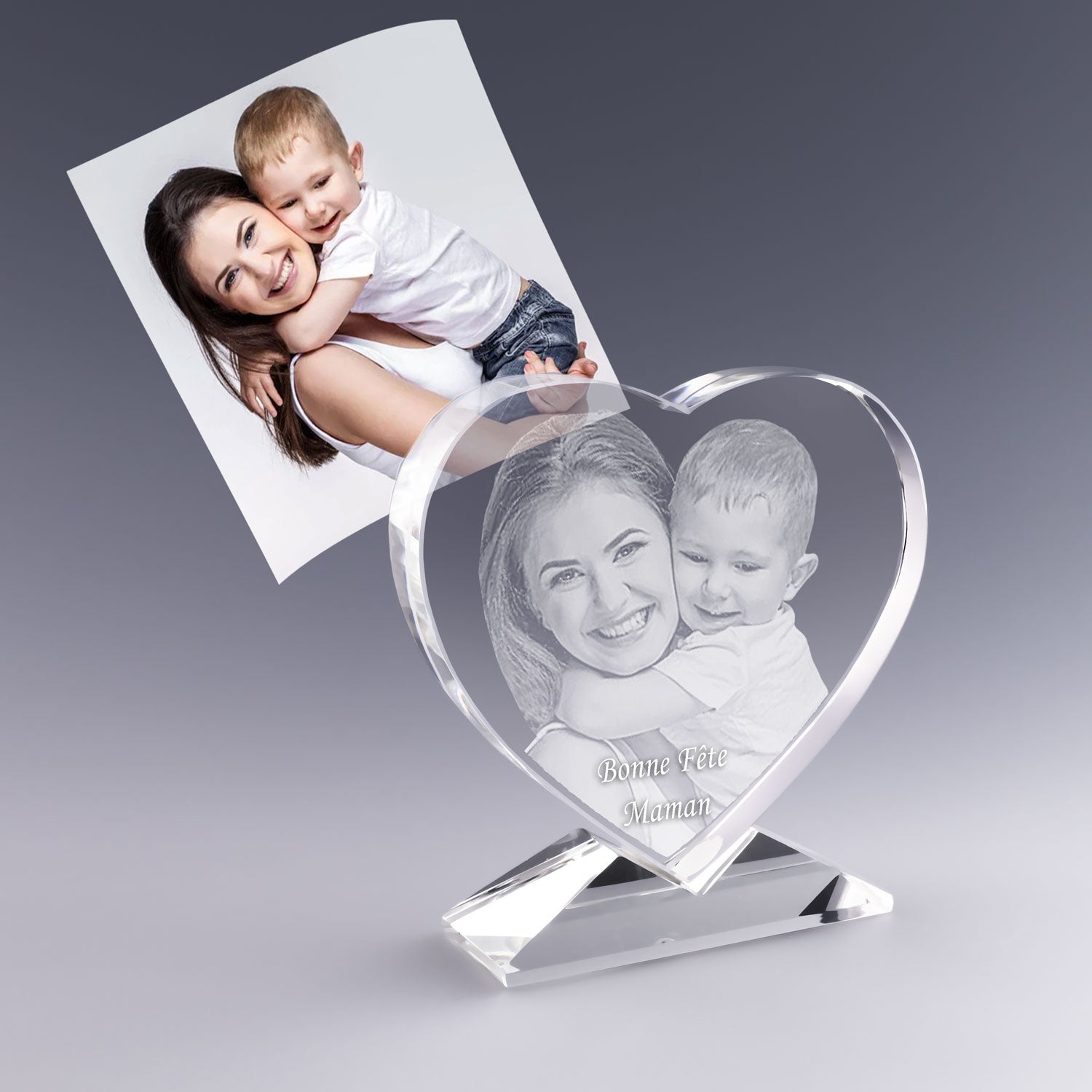Bloc en verre en forme de cœur gravé en 2D avec photo mère-fils et texte “Bonne fête Maman”. Un cadeau personnalisé et émouvant pour la fête des mères.