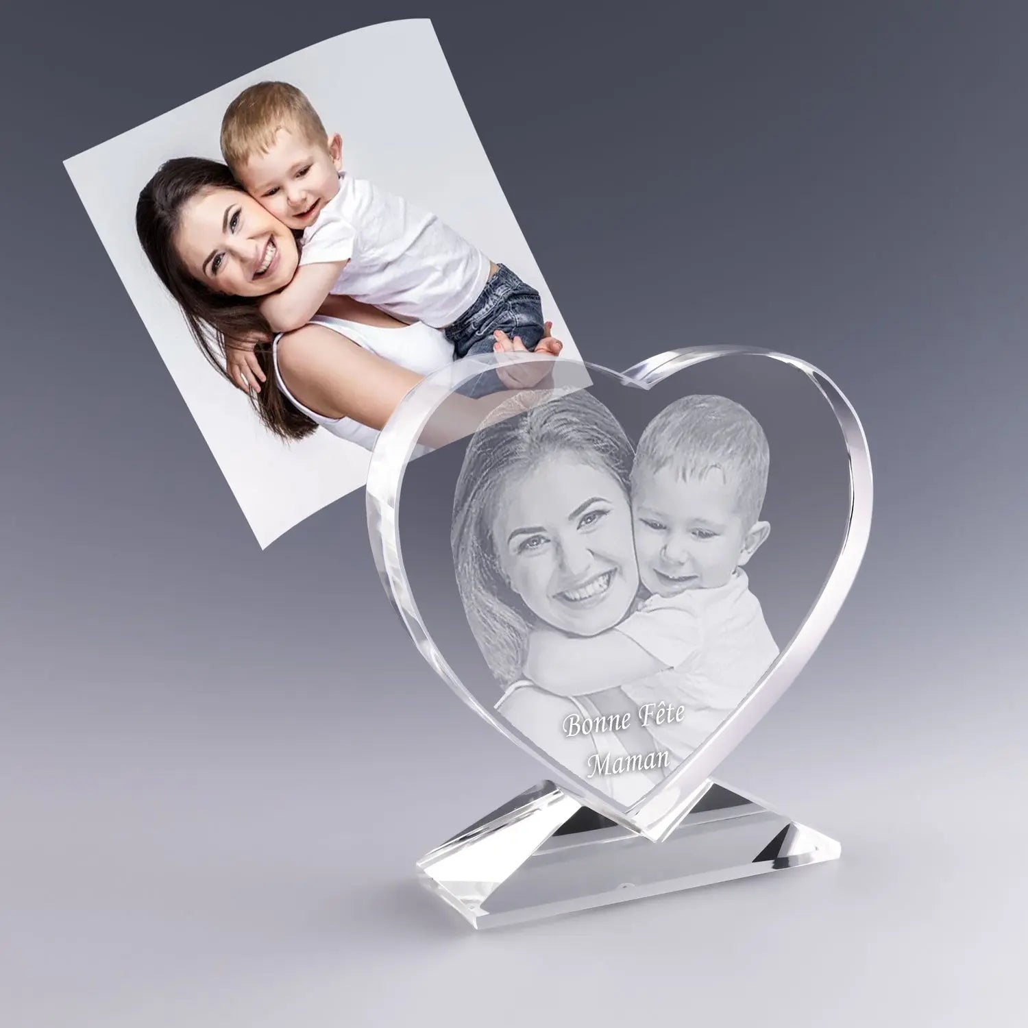 Bloc en verre en forme de cœur gravé en 2D avec photo mère-fils et texte “Bonne fête Maman”. Un cadeau personnalisé et émouvant pour la fête des mères.