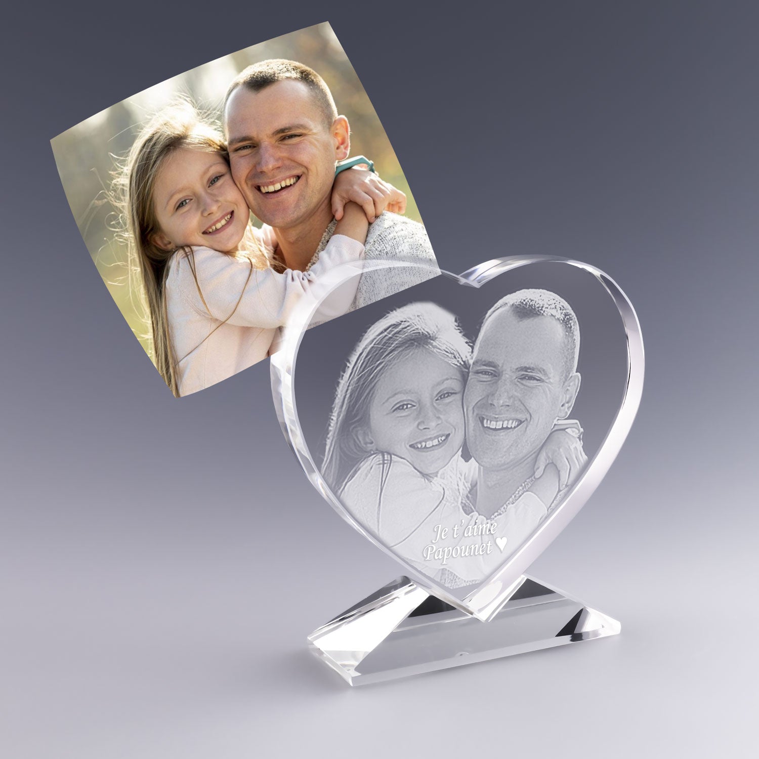 Cœur en verre avec gravure 2D d’un papa et sa fille, accompagné du texte “Je t’aime Papounet”. Cadeau personnalisé tendre pour la fête des pères.