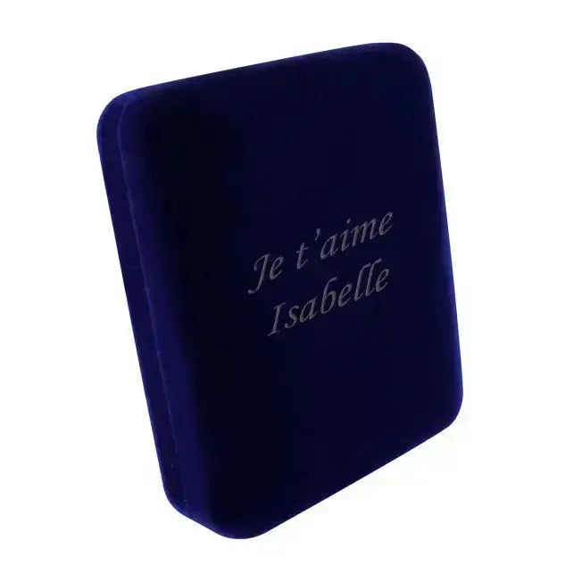 Écrin velours bleu nuit avec message personnalisé, parfait pour sublimer un bijou et créer un cadeau unique et chargé d’émotion.
