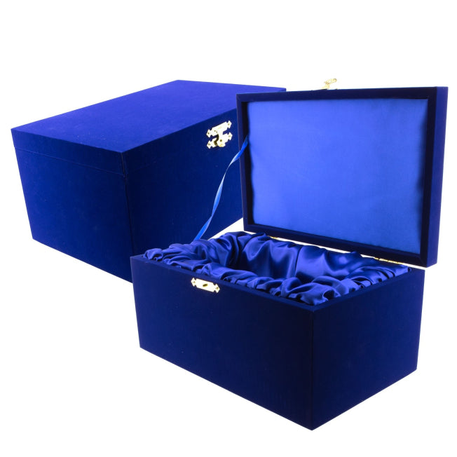 Coffret rigide en velours bleu avec intérieur satin assorti, conçu pour accueillir et protéger un bloc en verre de 30 cm, avec fermoirs dorés.