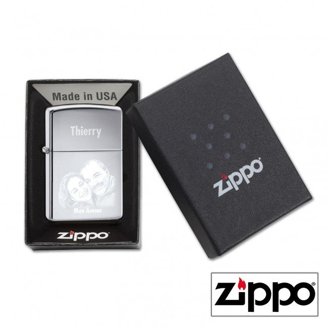 Coffret cadeau contenant un Zippo personnalisé avec gravure photo et texte. Idéal pour offrir un souvenir inoubliable à un être cher.