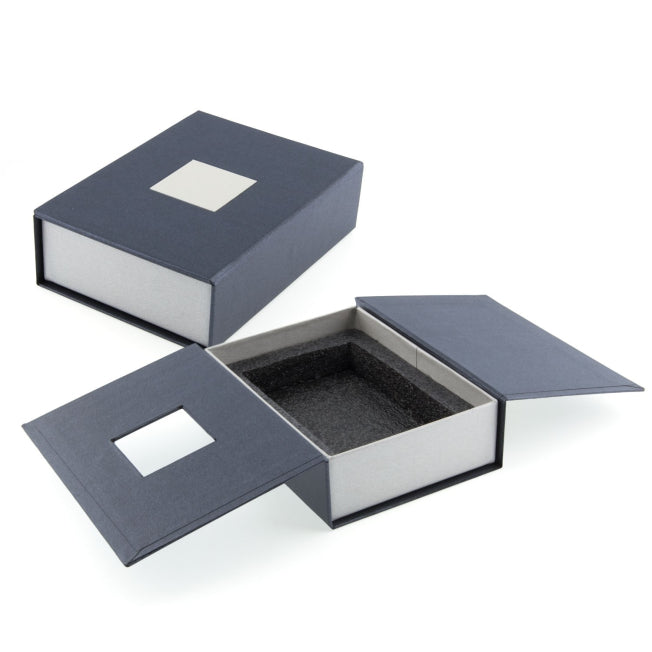 Ce coffret haut de gamme protège et valorise votre bloc photo en verre facetté. Avec sa mousse de calage intérieure sur-mesure, il assure une présentation soignée et une sécurité optimale lors du transport. Son design raffiné en fait un véritable écrin prêt à offrir.