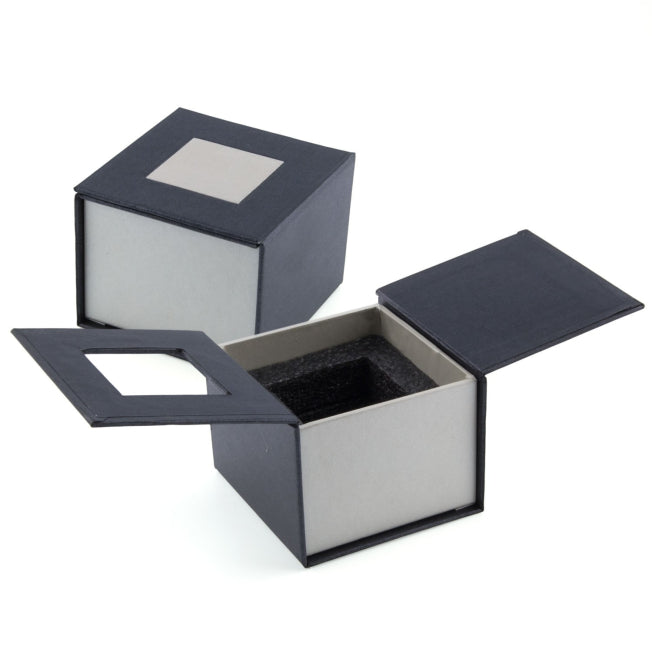 Coffret noir avec intérieur mousse pour offrir un cube en verre gravé. Présentation élégante pour vos cadeaux uniques.