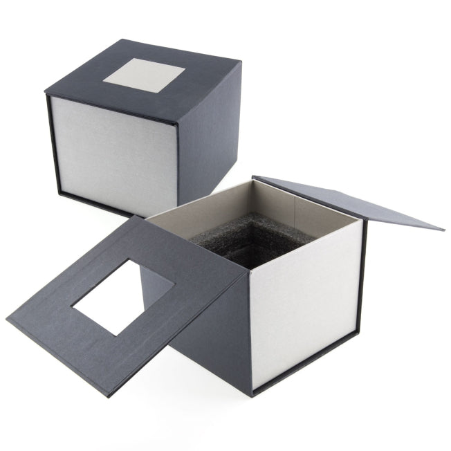 Boîte cadeau rigide noire et grise avec calage intérieur en mousse, conçue pour protéger un cube en verre.