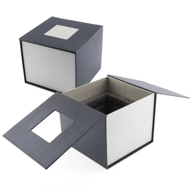Boîte cadeau rigide noire et grise avec calage intérieur en mousse, conçue pour protéger un cube en verre.