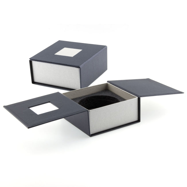 Coffret cadeau rigide noir et gris pour dôme en verre gravé 2D, avec calage intérieur velours. Emballage élégant et sécurisé pour offrir un presse-papier personnalisé.