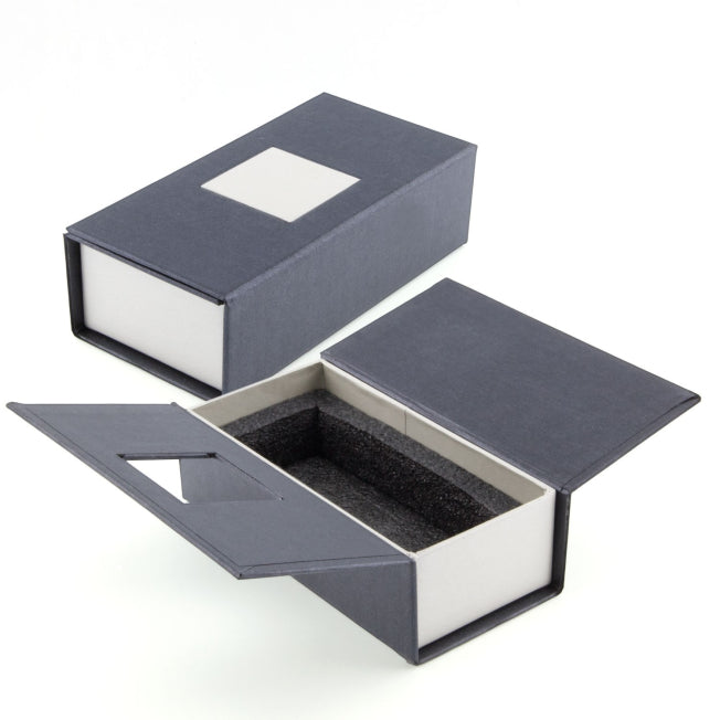 Coffret cadeau rigide pour pendulette en verre gravée 2D, avec mousse de protection intérieure et fermeture aimantée élégante.