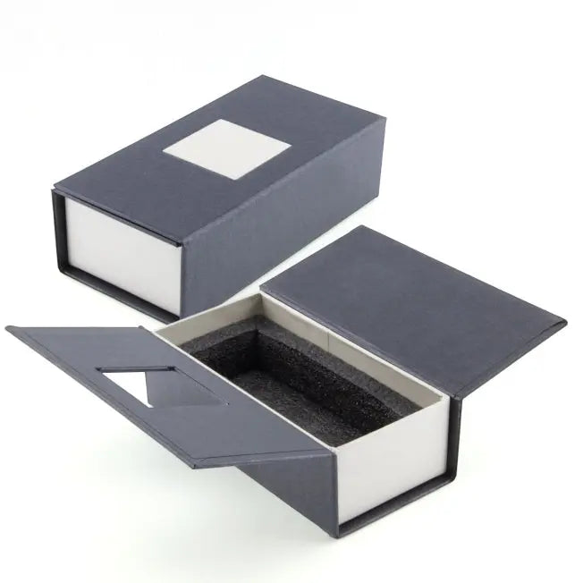 Coffret cadeau rigide pour pendulette en verre gravée 2D, avec mousse de protection intérieure et fermeture aimantée élégante.