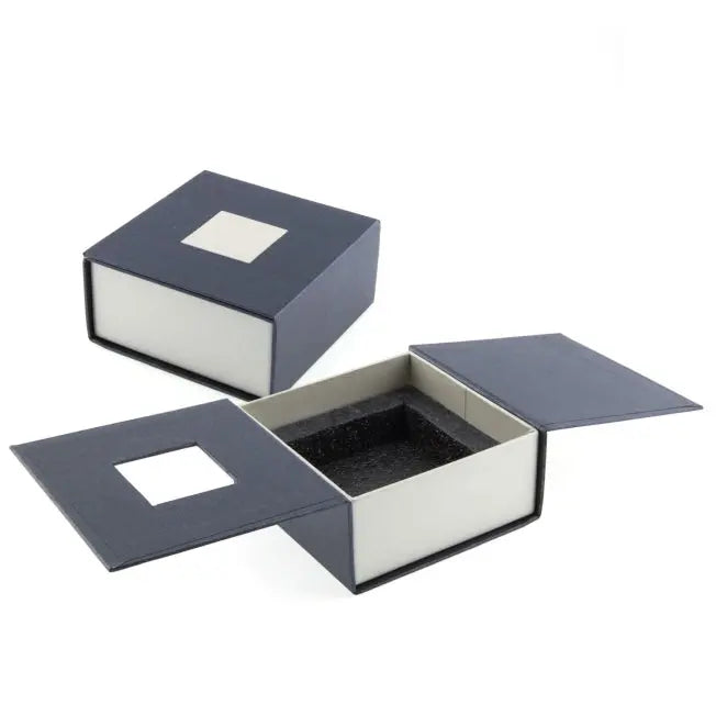 Coffret cadeau rigide avec mousse de protection, conçu pour accueillir parfaitement le porte-cartes de bureau en verre gravé personnalisé.