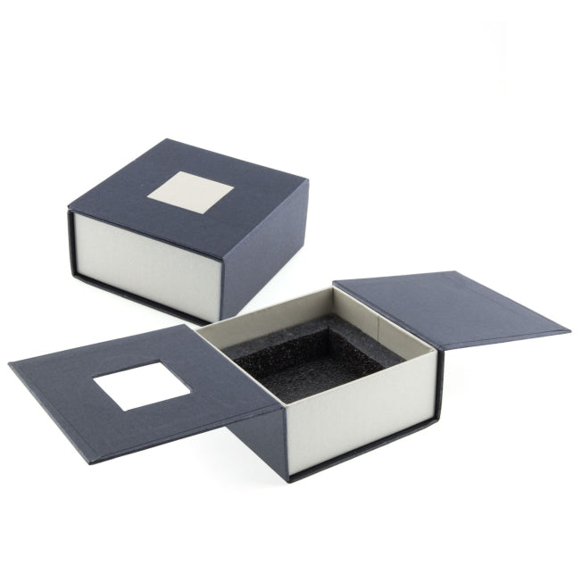 Le support téléphone en verre gravé est livré dans un coffret cadeau soigné, prêt à offrir pour un anniversaire, Noël ou fête des mères.