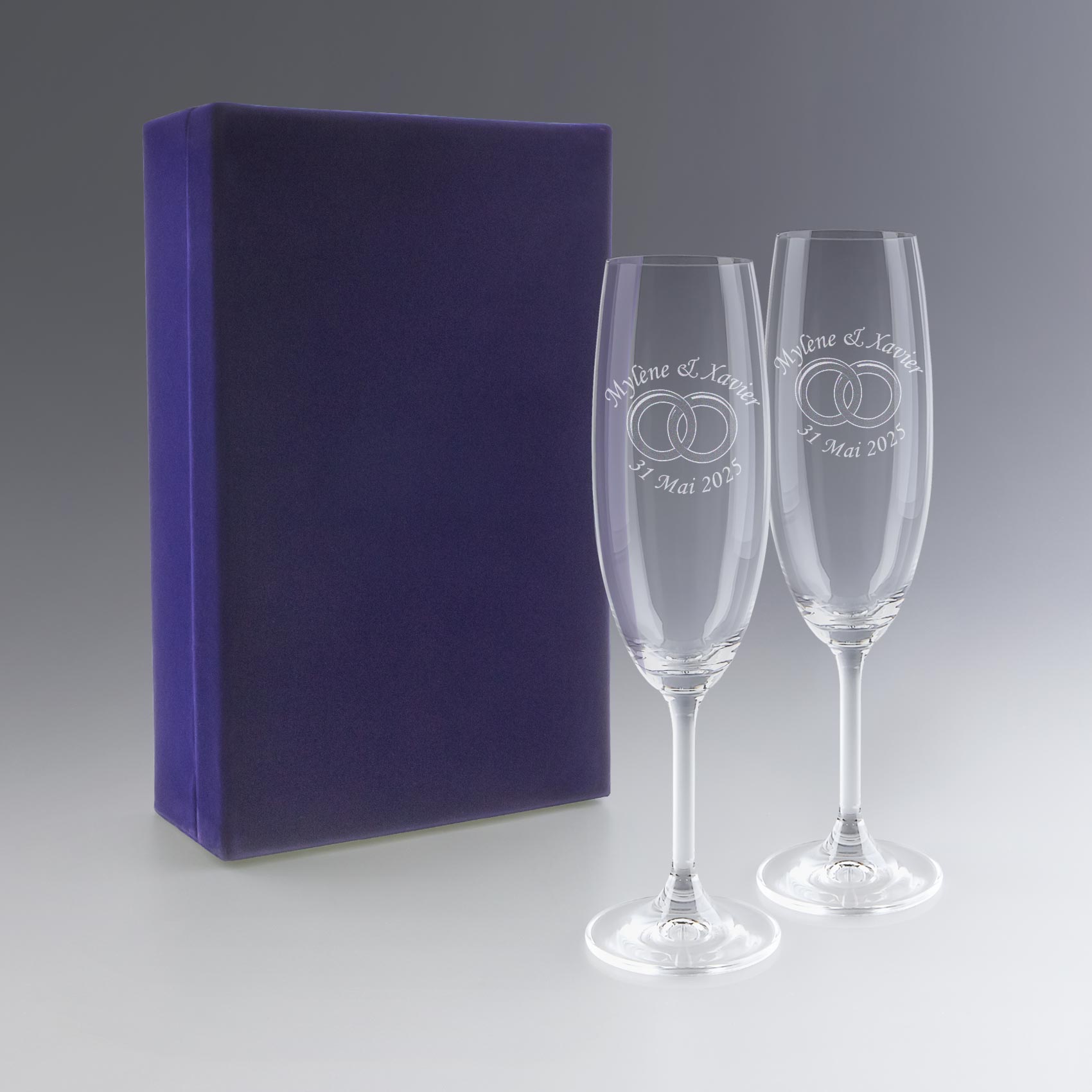 Coffret cadeau contenant deux flûtes personnalisées avec motif alliances entrelacées. Idéal pour un mariage, un PACS ou un anniversaire de couple.