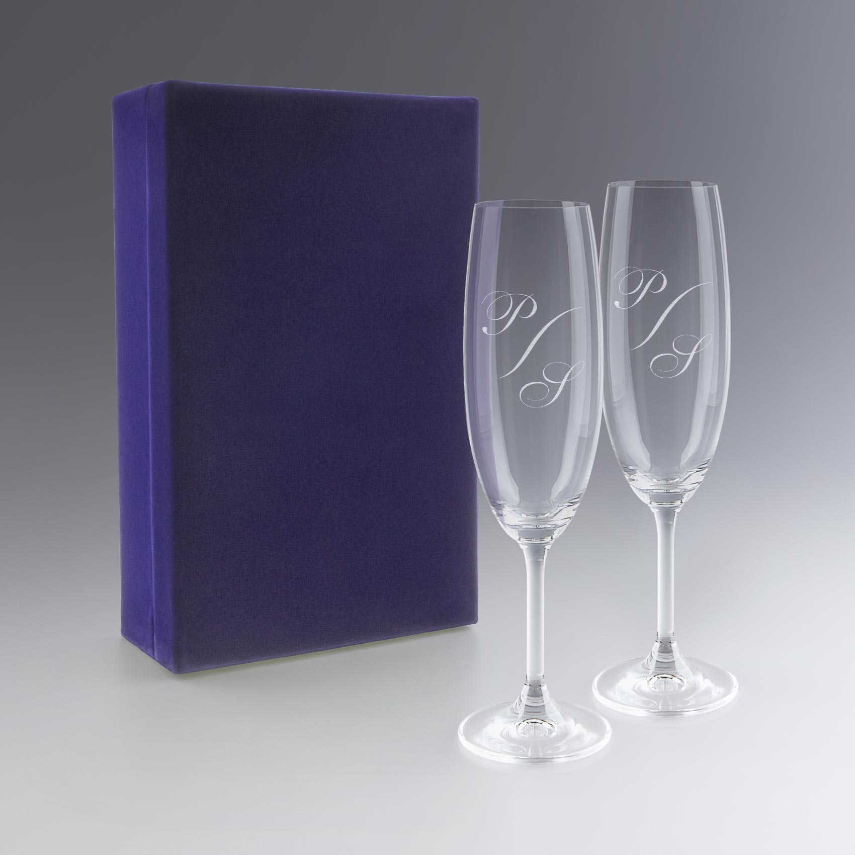 Coffret cadeau raffiné contenant deux flûtes à champagne gravées d’un monogramme. Un cadeau personnalisé idéal pour couple, fiançailles ou noces.