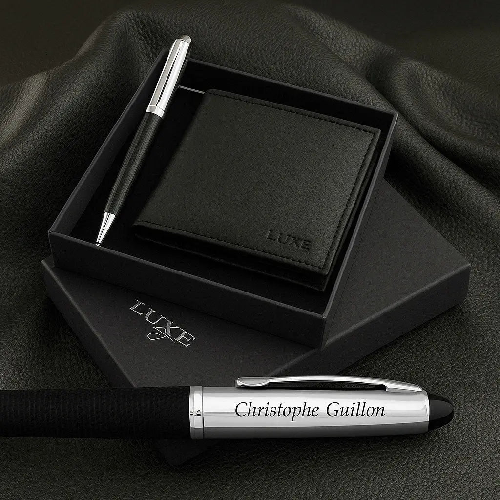 Coffret cadeau élégant contenant un portefeuille noir et un stylo assorti, parfait pour une personnalisation gravée.