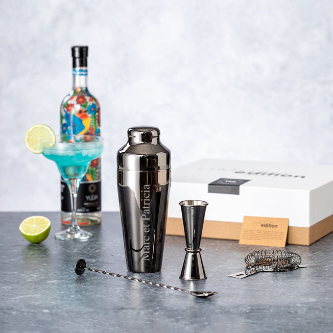Cadeau personnalisé parfait : shaker gravé, cuillère, doseur et filtre, dans un coffret élégant. Idéal pour mariage ou anniversaire.