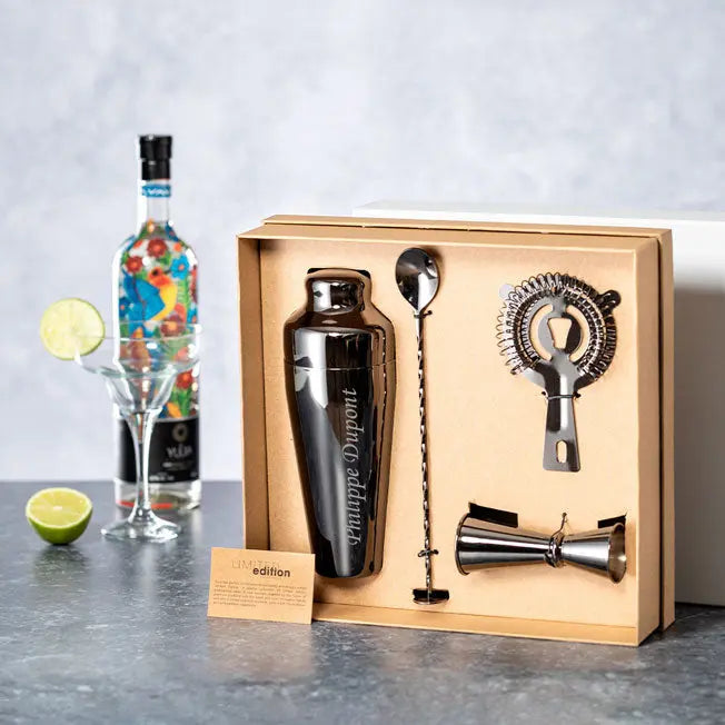 Offrez un set à cocktail personnalisé dans un coffret prêt à offrir. Gravure du prénom incluse, pour un cadeau chic et sur-mesure.