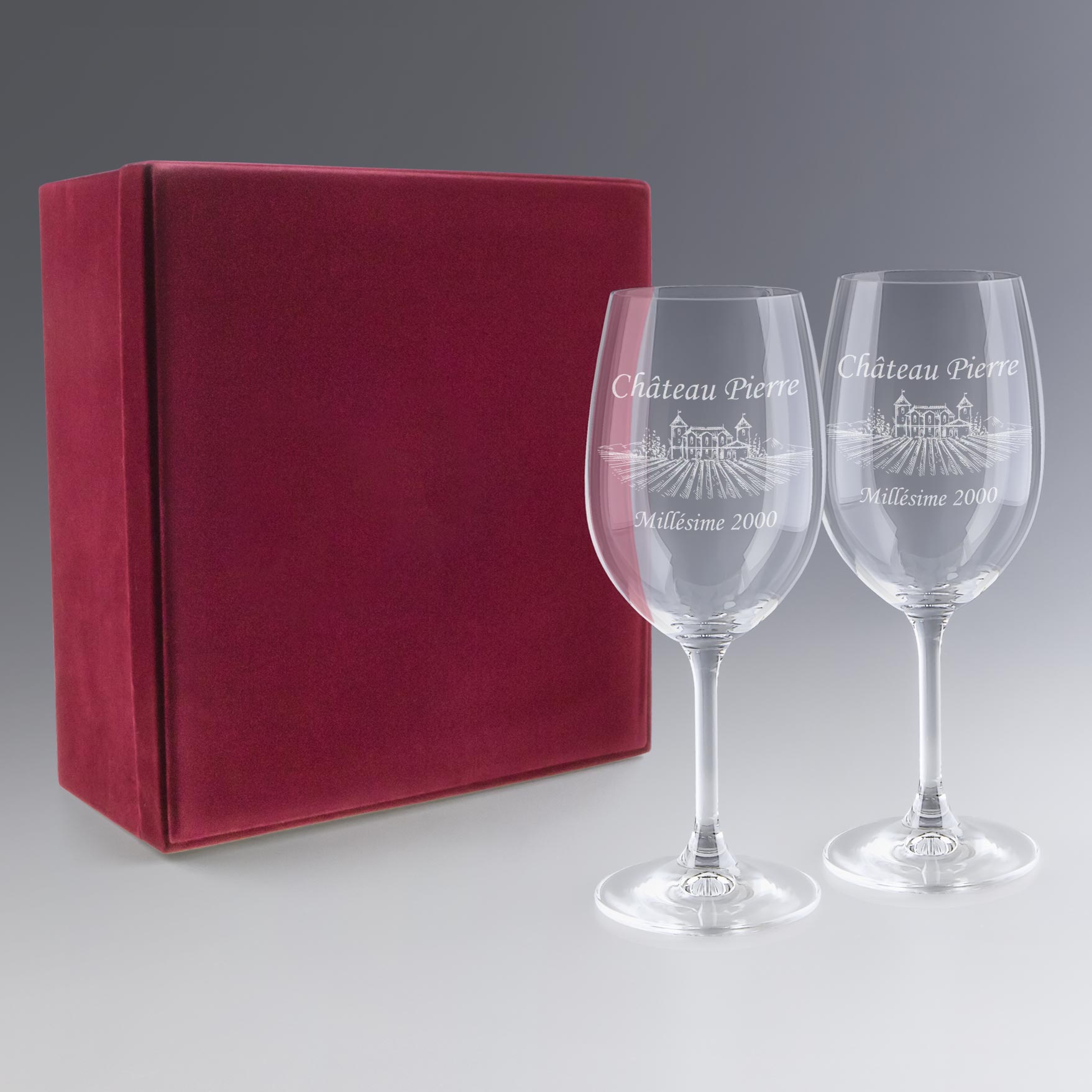 Coffret rouge contenant deux verres à vin gravés avec une date et des prénoms, idéal pour un cadeau personnalisé autour du vin, des vignobles ou des célébrations en lien avec l’univers viticole.